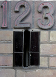 908484 Afbeelding van de staande brievenbus van zwart geëmailleerde baksteen bij de voordeur van het pand Jan van ...